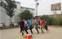 �ӱ�ׯ����Ϸ��˾Ա����չ�����˶�