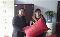 �ӱ���˾����Ц����ϲӭ���˸�Ů��