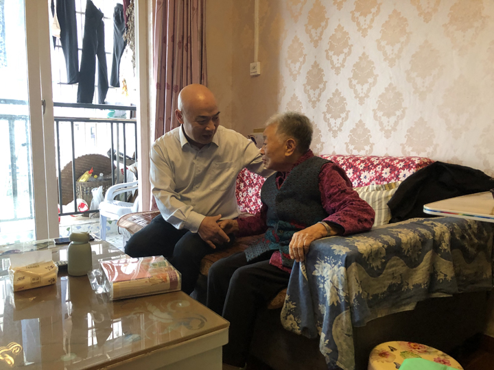 集团总部慰问老人 集团总部慰问老人