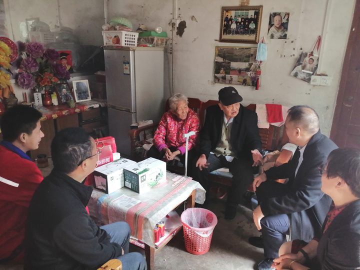 太康公司慰问老人 太康公司慰问老人