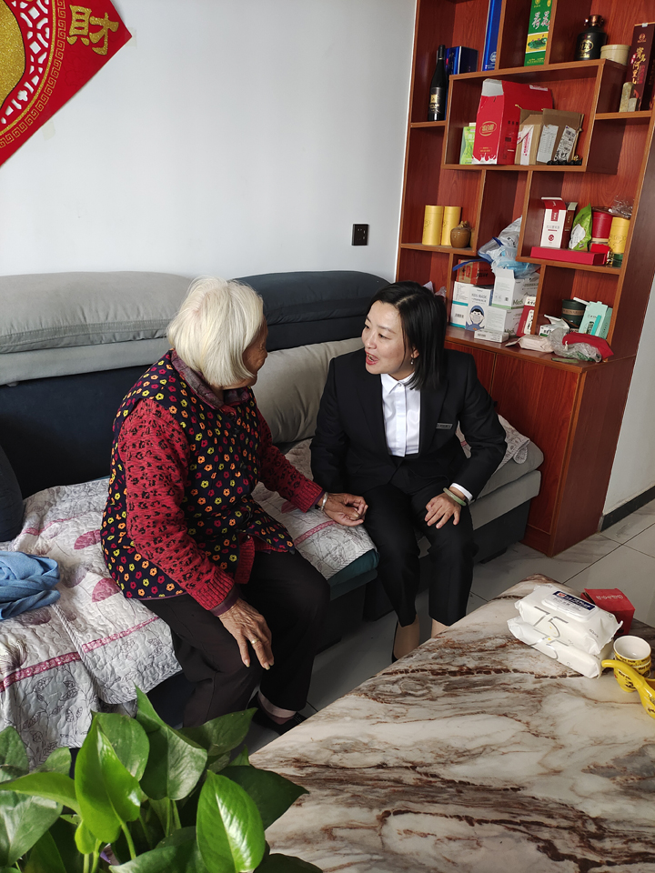 成武公司慰问老人 成武公司慰问老人